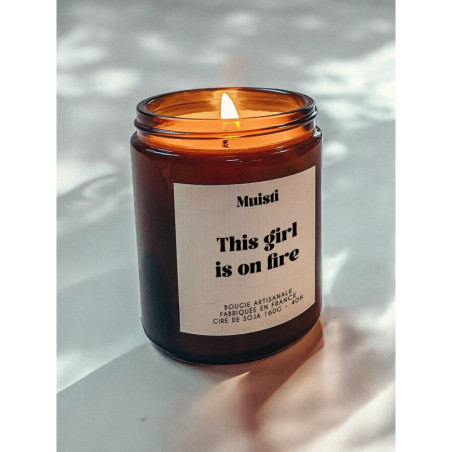 Bougie parfumée à message "This girl is on fire" Muisti en pot apothicaire ambré